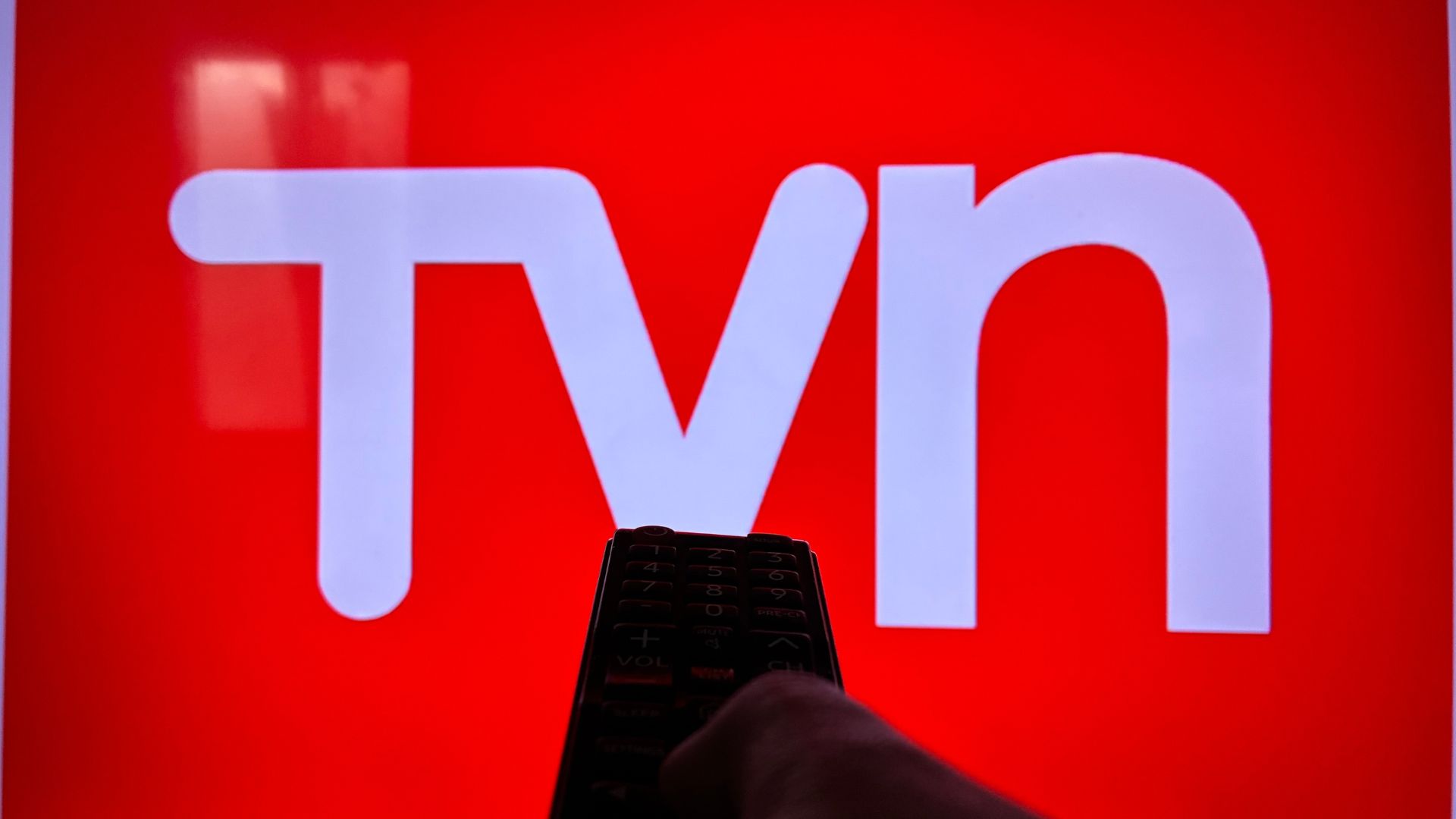 Renuncia Constanza Santa María y TVN no logra despegar